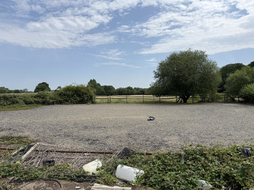 Lot: 68 - MIXED USE SITE WITH PLANNING COMPRISING TEN ACRES ADJACENT GATWICK AIRPORT - Sand school